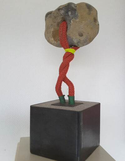 2019-Dualité-Acier, béton, filin rouge, granit-HT 50 cm x 15 cm